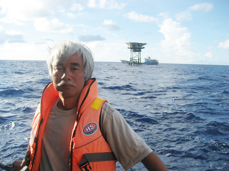 Tác giả tại nhà giàn DK1 ở bãi Phúc Nguyên. Tác giả tại nhà giàn DK1 ở bãi Phúc Nguyên