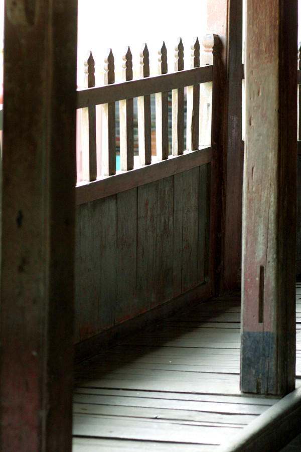 Hành lang ngồi nghỉ trên cầu cũng được làm bằng gỗ và hướng ra sông Hoài