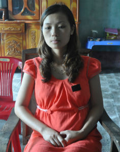 Chị Quỳnh gạt nước mắt thương mẹ