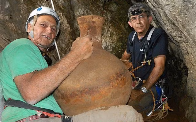 Tìm thấy bình cổ 2000 năm tuổi trong hang động trên vách đá Israel ảnh 3