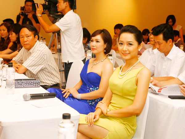 Nhà thơ Dương Kỳ Anh và Hoa hậu Bùi Bích Phương, người đẹp Thu Hà tham gia họp báo Ảnh: Hồng Vĩnh