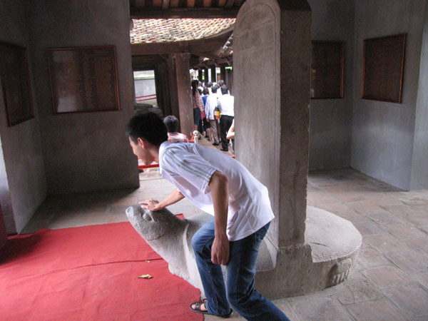 Nhưng nhiều sĩ tử vẫn sờ trộm đầu rùa...: Ảnh: Trường Phong