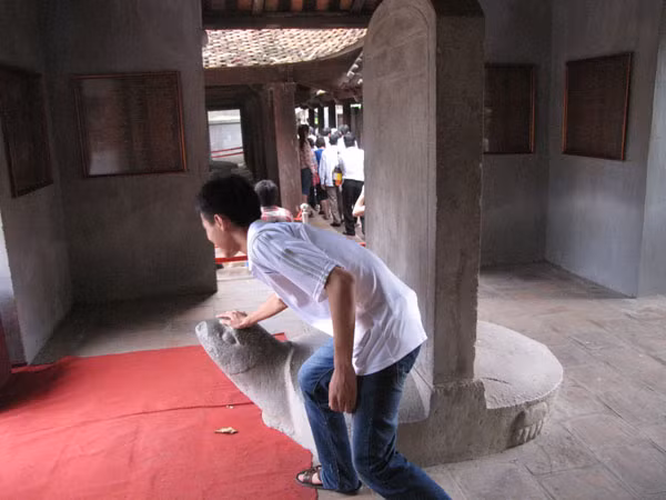 Nhưng nhiều sĩ tử vẫn sờ trộm đầu rùa...: Ảnh: Trường Phong