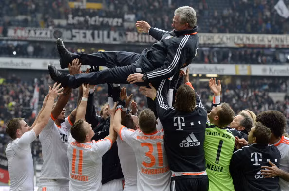 Cầu thủ Bayern công kênh Heynckes sau khi vô địch Bundesliga sớm 6 vòng. Cầu thủ Bayern công kênh Heynckes sau khi vô địch Bundesliga sớm 6 vòng