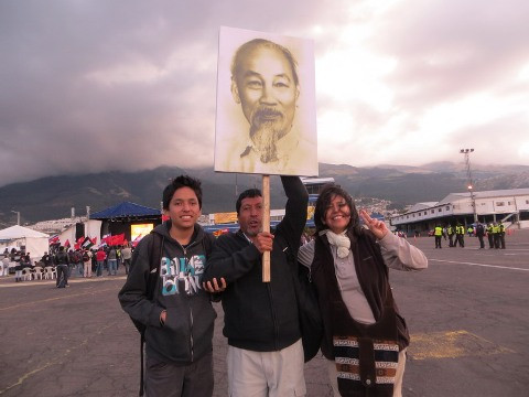 Gia đình Ecuador này rất phấn khởi khi xin được ảnh Bác Hồ