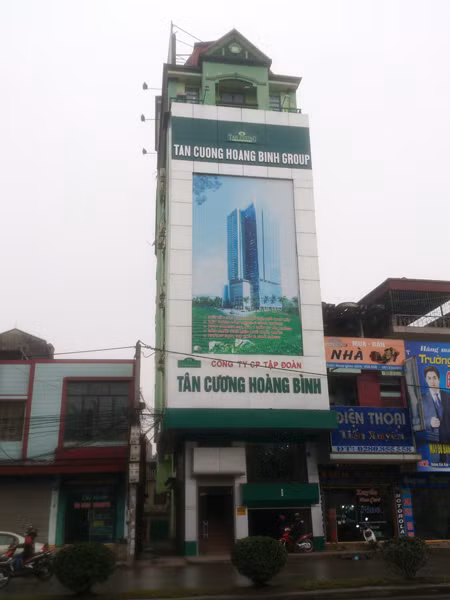 Trụ sở công ty chè Tân Cương Hoàng Bình, đồng thời cũng là nhà của Tổng Giám đốc Vũ Dương Bình ở đường Bắc Kạn - TP Thái Nguyên. Ảnh: T.N. Trụ sở công ty chè Tân Cương - Hoàng Bình, đồng thời cũng là nhà của TGĐ Bình. Ảnh: T.N