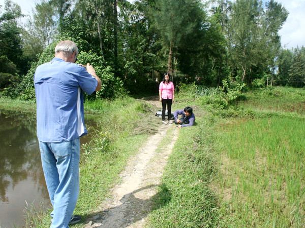 Ronald Haeberle chụp lại anh em Đức- Hà tại chính địa điểm của “hai đứa trẻ Mỹ Lai” ngày trước. ảnh: Trương Duy Nhất 