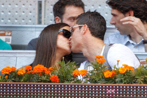 Siêu mẫu Nga Irina Shayk, người đang nắm giữ trái tim chàng tuyển thủ người Bồ Đào Nha Bài viết: http://news.zing.vn/Ronaldo--mot-ong-bo-toi-mot-ban-tinh-trang-hoa-post363037.html Nguồn Zing News 