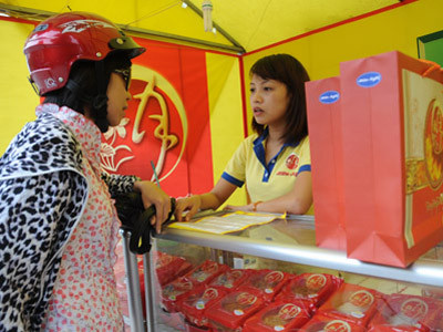 Khách hàng tìm hiểu sản phẩm tại một quầy bán bánh trung thu trên phố Giảng Võ, Hà Nội