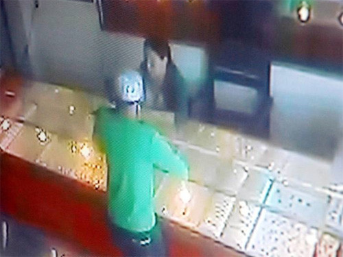Người thanh niên mua vàng tại tiệm vàng Tín Huy được camera ghi lại - Ảnh: Hiển Cừ