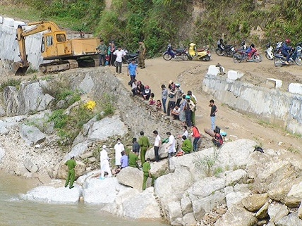 Các cơ quan chức năng tiến hành khám nghiệm, truy tìm manh mối điều tra vụ án