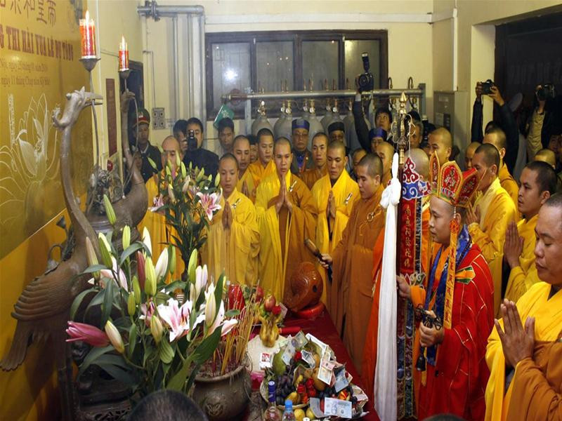 Các tăng ni, phật tử làm lễ di quan vua Lê Dụ Tông .Ảnh:Thanh Tùng-TTXVN