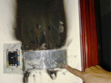 Đa phần các vụ cháy, ngọn lửa hướng từ dưới lên, ngoài vào trong và vật cháy vừa tầm tay của bé Th