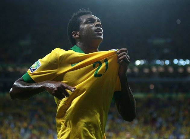 Jo ăn mừng bàn thắng đầu tiên trong màu áo tuyển Brazil. Jo ăn mừng bàn thắng đầu tiên trong màu áo tuyển Brazil
