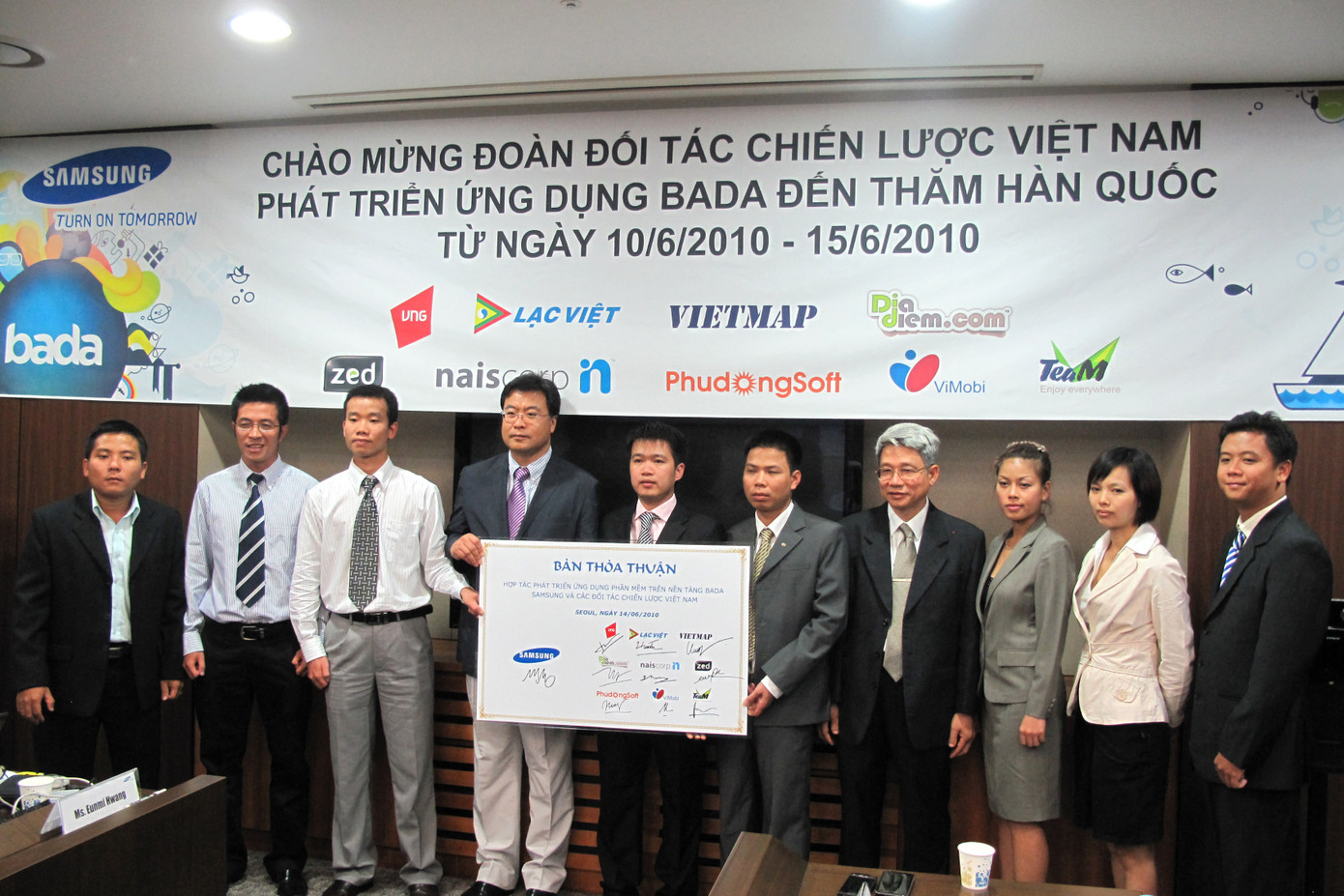 Đại diện các công ty Việt Nam ký kết trở thành đối tác chiến lược phát triển Bada của Sam Sung tại Hàn Quốc