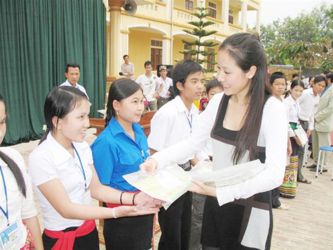 Hoa hậu Ngô Phương Lan tặng quà cho học sinh xã Nghĩa Hội Hoa hậu Ngô Phương Lan tặng quà cho học sinh xã Nghĩa Hội