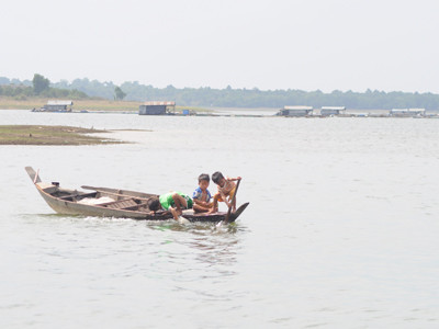 Trẻ con xóm chài quen với sông nước từ lúc lọt lòng