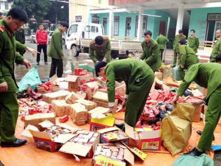 Số pháo nổ lậu thu giữ được tại nhà mẹ con Phương, Thuận lên tới 800kg. Ảnh: Dương Nam