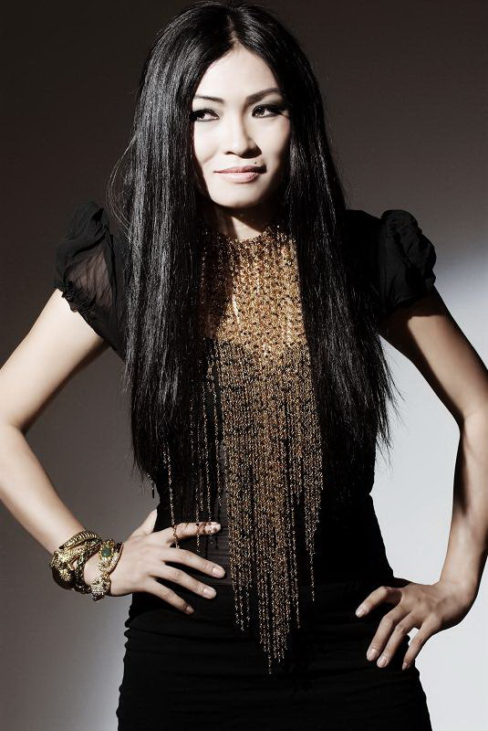 Chị 'Chanh' thường đã quen thuộc trong mắt công chúng với những bộ trang phục cá tính, bụi bặm