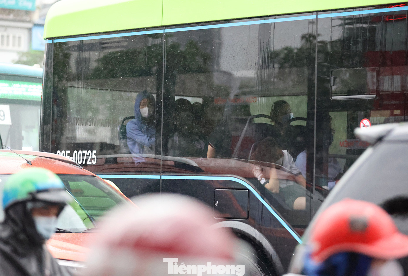 Dân công sở đi làm bằng xe buýt tranh thủ ngủ sau thời gian tắc đường kéo dài.