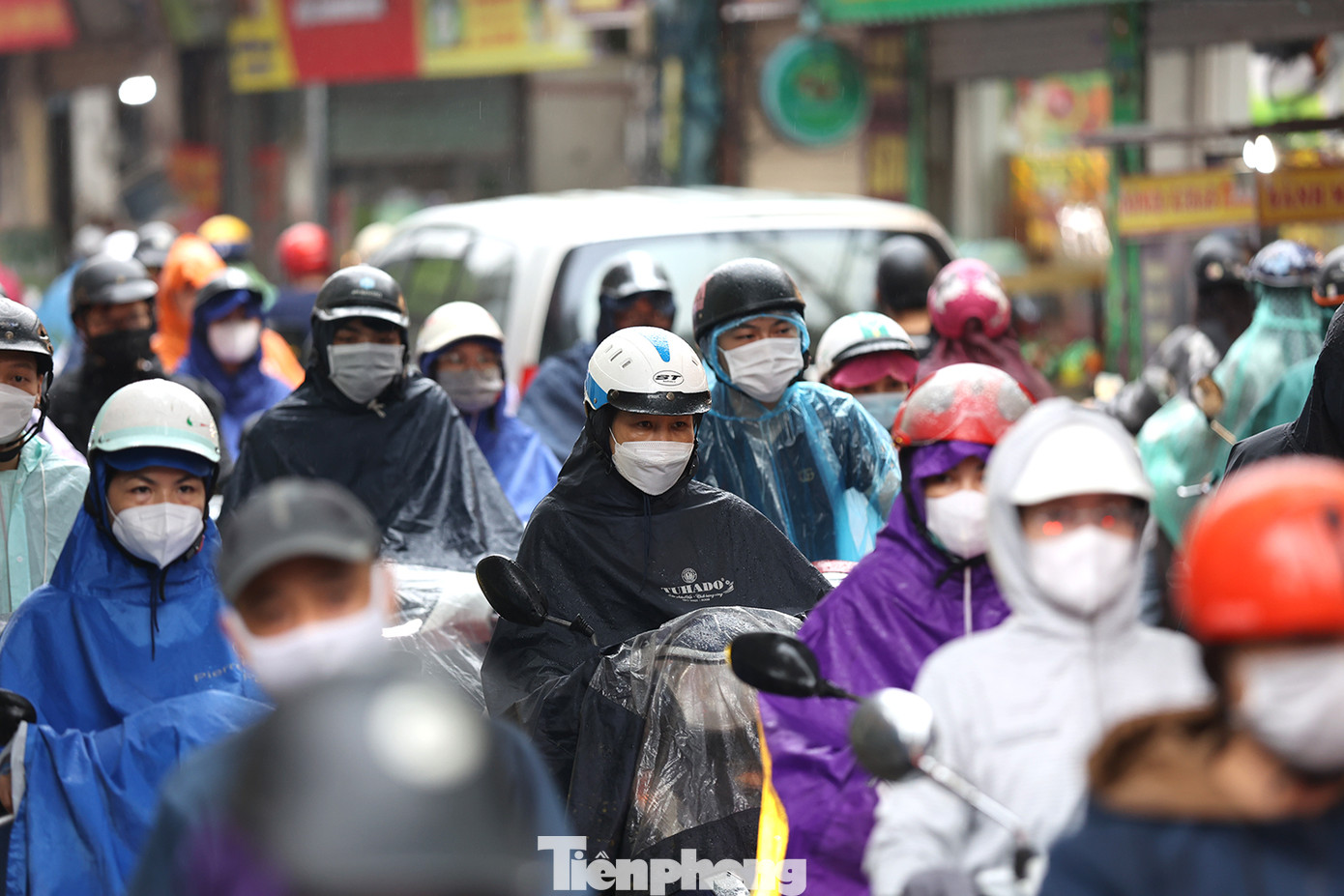 Vào đầu giờ sáng nay mưa đã bắt đầu rải rác ở khắp các quận huyện nội thành Hà Nội. Trong ảnh: người dân đi làm vào đầu giờ sáng nay cùng với cơn mưa làm cho các tuyến đường ùn tắc kéo dài.