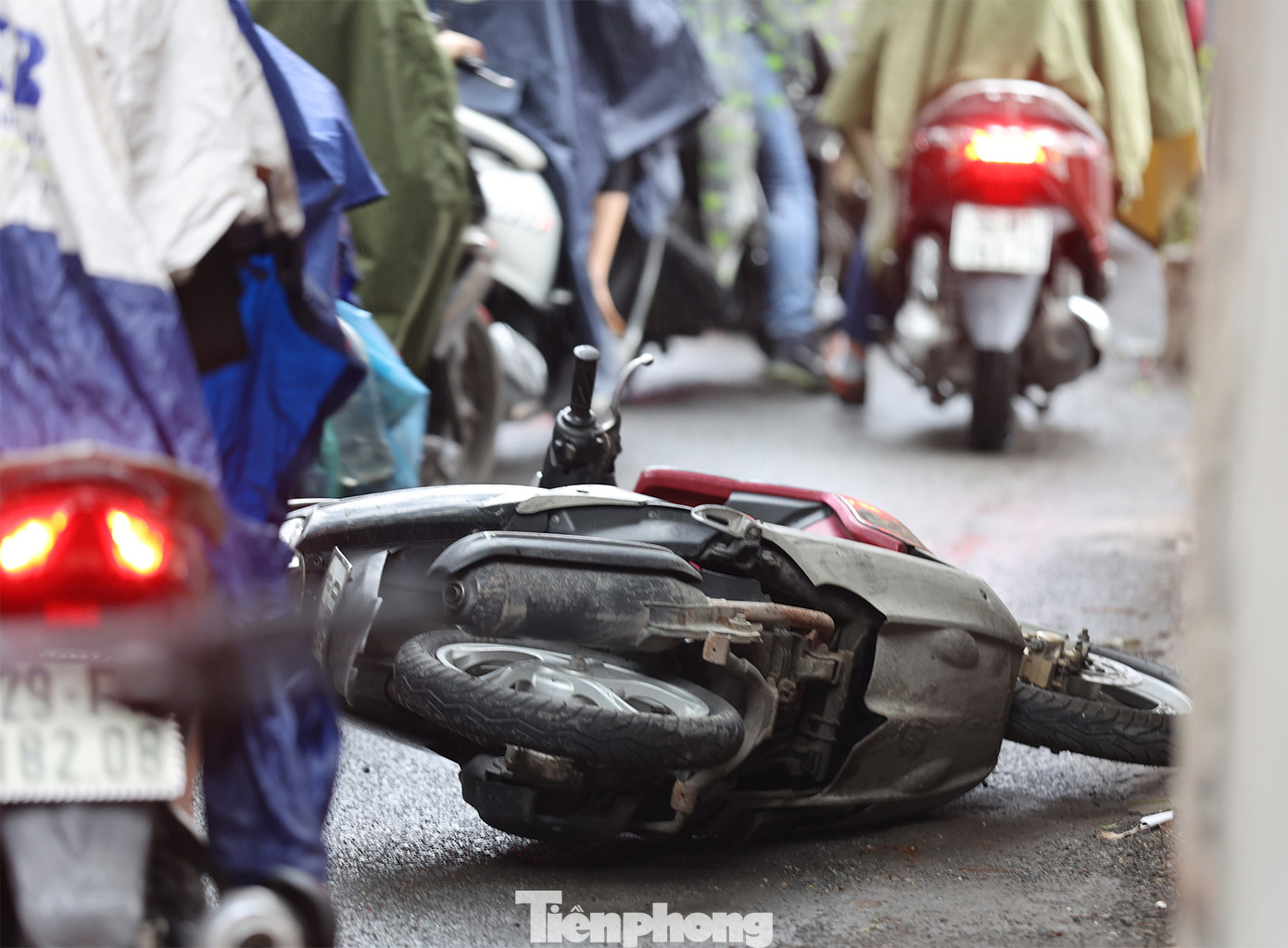 Một chiếc xe máy của người đi đường do tránh nhau cùng với đường trơn trượt nên xảy ra tai nạn khiến con đường càng ùn tắc thêm trên đường Khương Đình.
