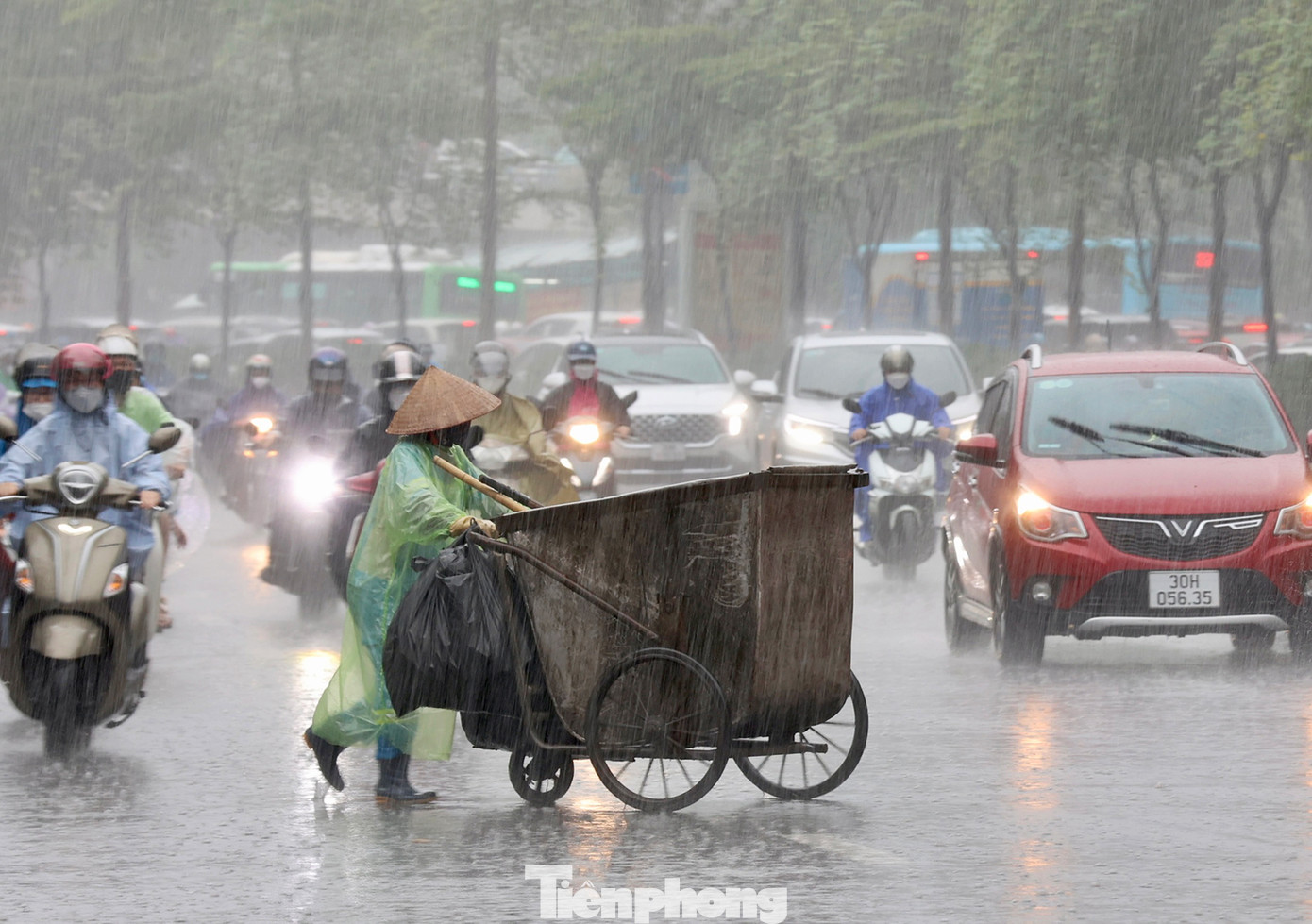 Dự báo trong 6 giờ tới, khu vực nội thành Hà Nội và các vùng lân cận vẫn tiếp tục có mưa vừa đến mưa to với lượng mưa phổ biến trong khoảng từ 20-40mm, có nơi trên 70mm.Cảnh báo đợt mưa này có khả năng sẽ gây ngập úng cho nhiều tuyến phố nội thành từ 0,3m đến 0,4m.