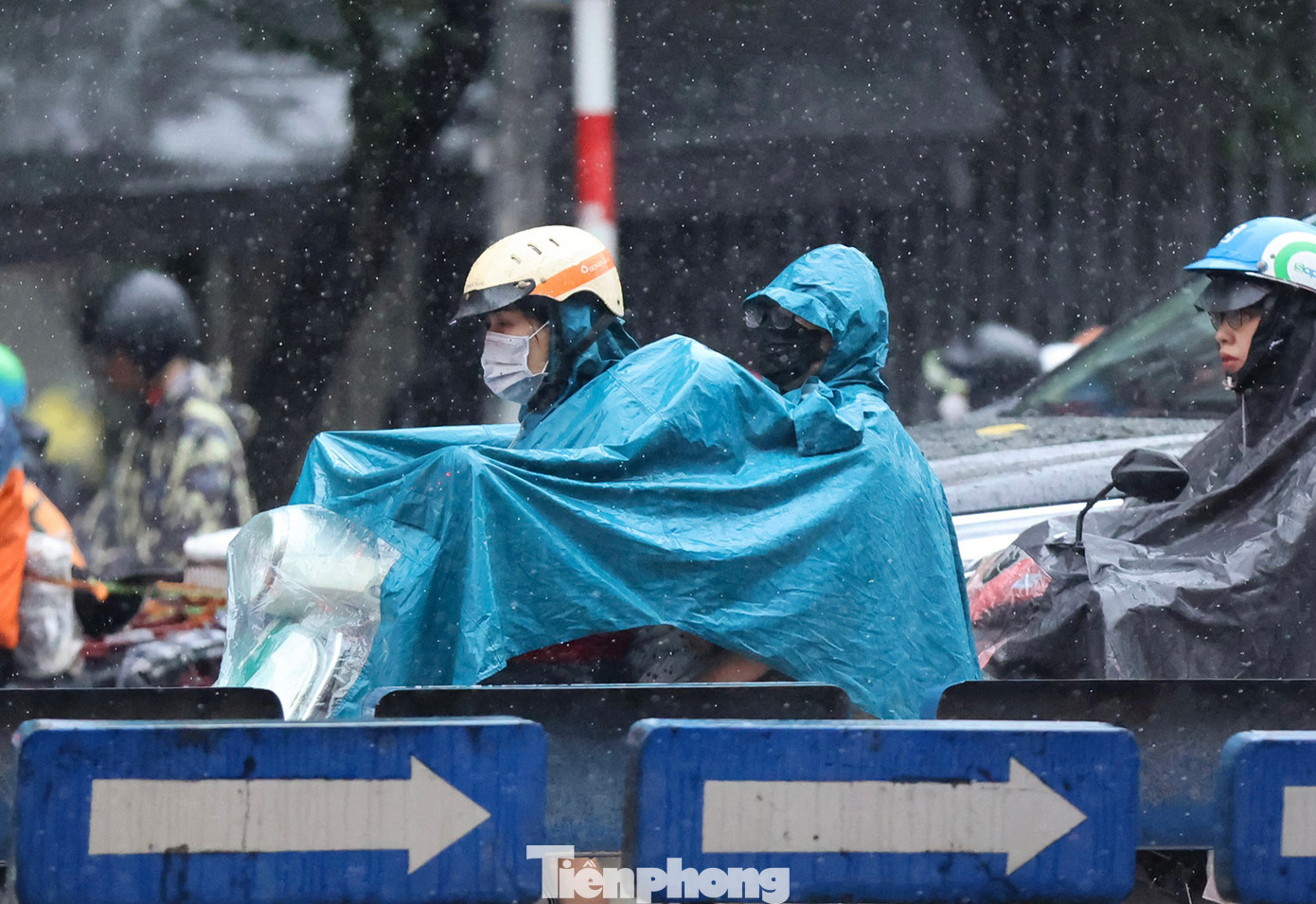 Thời điểm bắt đầu có mưa cũng là giờ cao điểm nên ảnh hưởng nhiều tới người tham gia giao thông. Ghi nhận ban đầu, giao thông tại nhiều đường phố trung tâm Thủ đô ùn tắc trên các tuyến đường như: Đường Láng, Thái Hà, Ngã Tư Sở,Cầu Giấy...