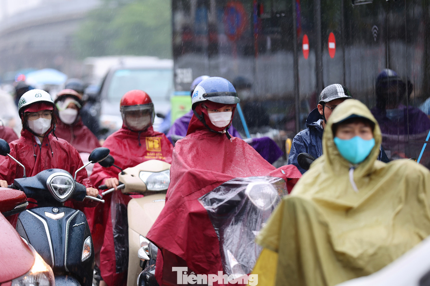 Trận mưa được người dân thành phố mong chờ này ngay lập tức đã giúp hạ nhiệt cho Thủ đô, chấm dứt chuỗi ngày nắng nóng kéo dài với nền nhiệt độ ngoài mặt đường lên tới gần 50 độ C những ngày qua.