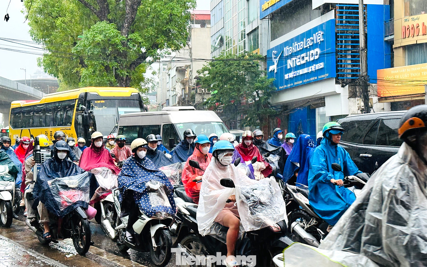 Tình hình giao thông trên các tuyến phố ngập sẽ bị ảnh hưởng, gây tắc nghẽn cục bộ hoặc nhiều phương tiện giao thông sẽ gặp khó khăn khi di chuyển.