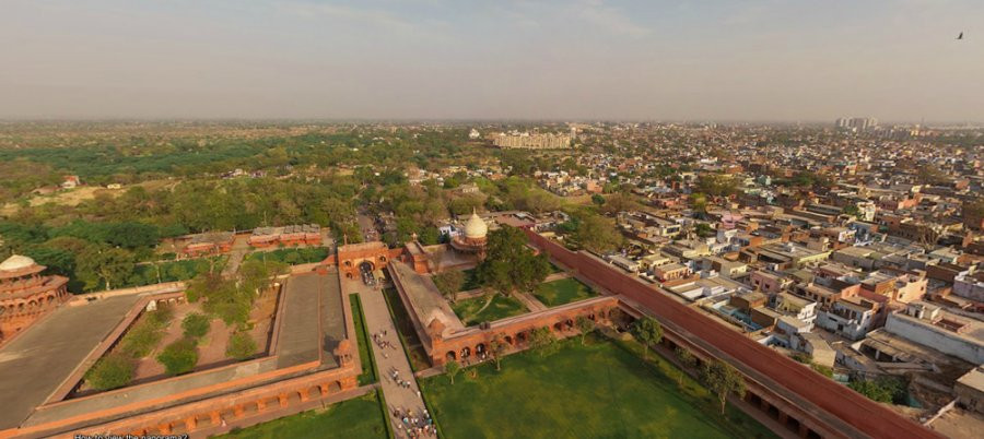 Phần chính điện Taj Mahal được hoàn thành vào năm 1648, nhưng mất thêm 5 năm nữa, những kiến trúc đi kèm mới được xây dựng xong