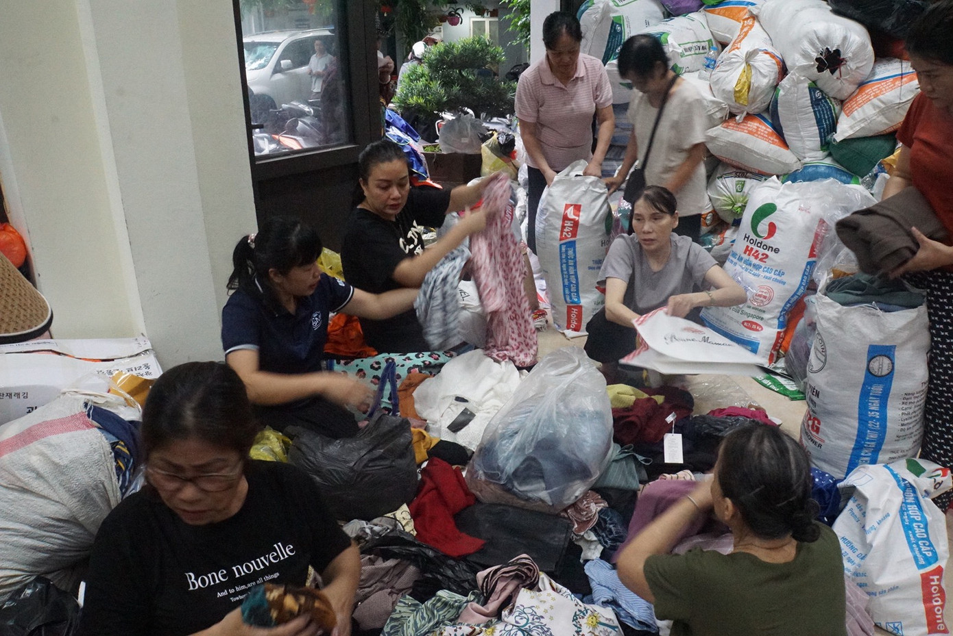 "Chúng tôi làm việc này một cách hoàn toàn tự nguyện, mong rằng giúp đỡ các nạn nhân được chút nào hay chút đó, chứ không phải vì được ai giao nhiệm vụ cả", chị Hằng, một người dân phường Khương Đình cho biết.