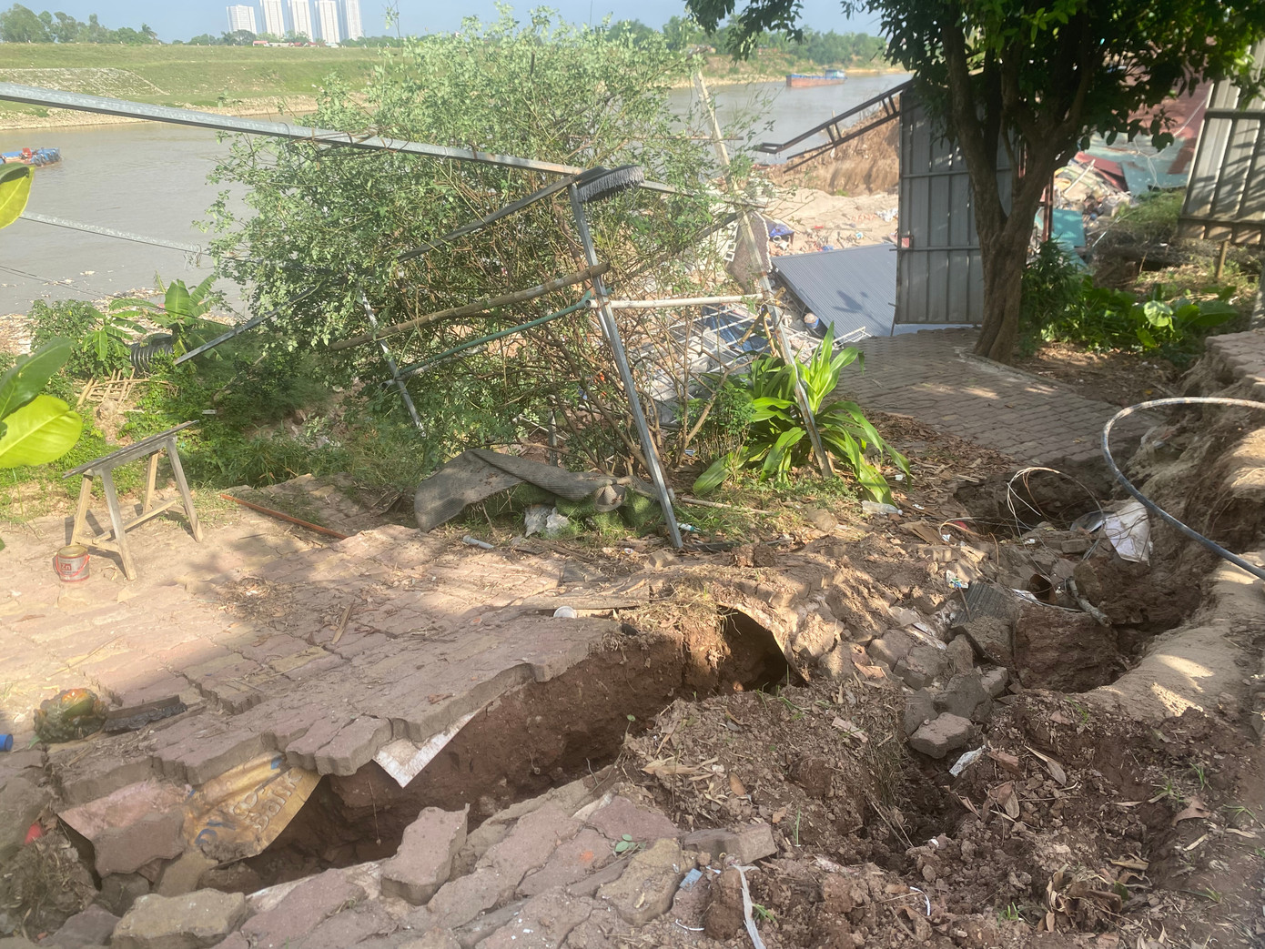 Hiện khu vực này vẫn có nhiều vết sạt, trượt, nứt lớn, có nguy cơ tiếp tục xảy ra sạt lở.