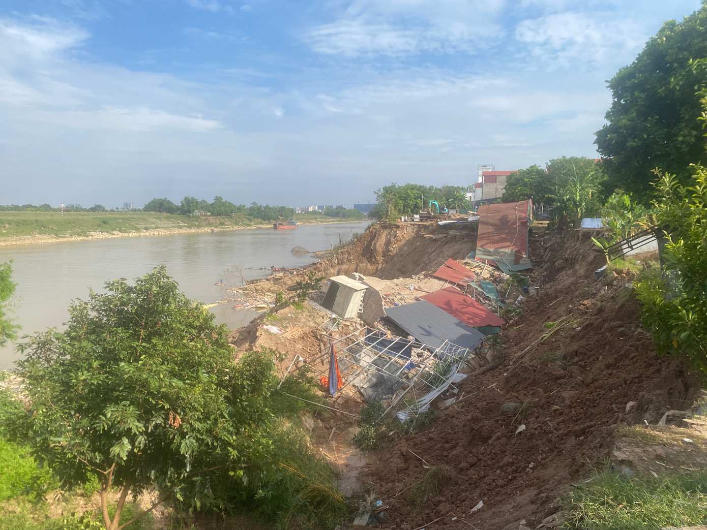 Khu vực sát bờ sông Đuống bị sạt lở tại phường Ngọc Thuỵ (Long Biên, Hà Nội).