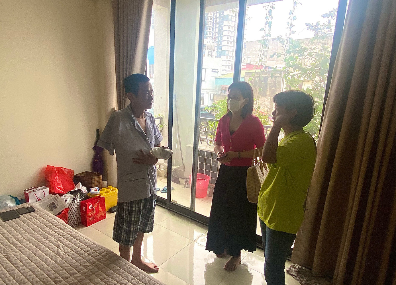 Anh Nguyễn Hoàng, nạn nhân sống sót sau vụ cháy chung cư mini, đang tiếp nhận sự hỗ trợ từ các nhà hảo tâm.