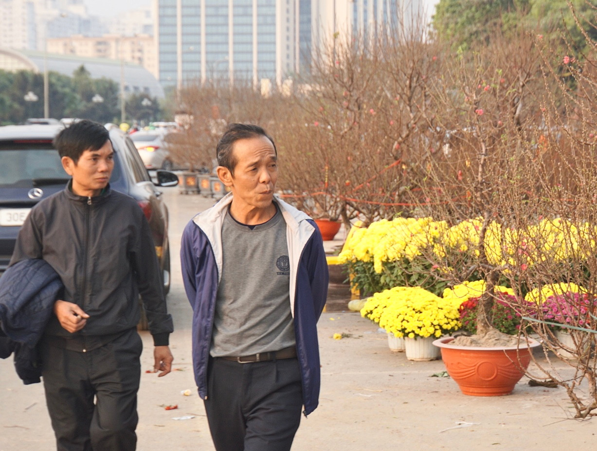 Vẻ đẹp quyến rũ và hoang dã của đào rừng níu chân nhiều người dân đi qua chợ hoa xuân quận Nam Từ Liêm. Tuy nhiên, ở thời điểm này, ngoài những chậu hoa "độc" đã được đặt trước thì thị trường hoa chưa thật sự sôi động. Các tiểu thương hy vọng, cuối tuần này, người dân sẽ bắt đầu đi tham quan và mua hoa để chuẩn bị đón Tết.