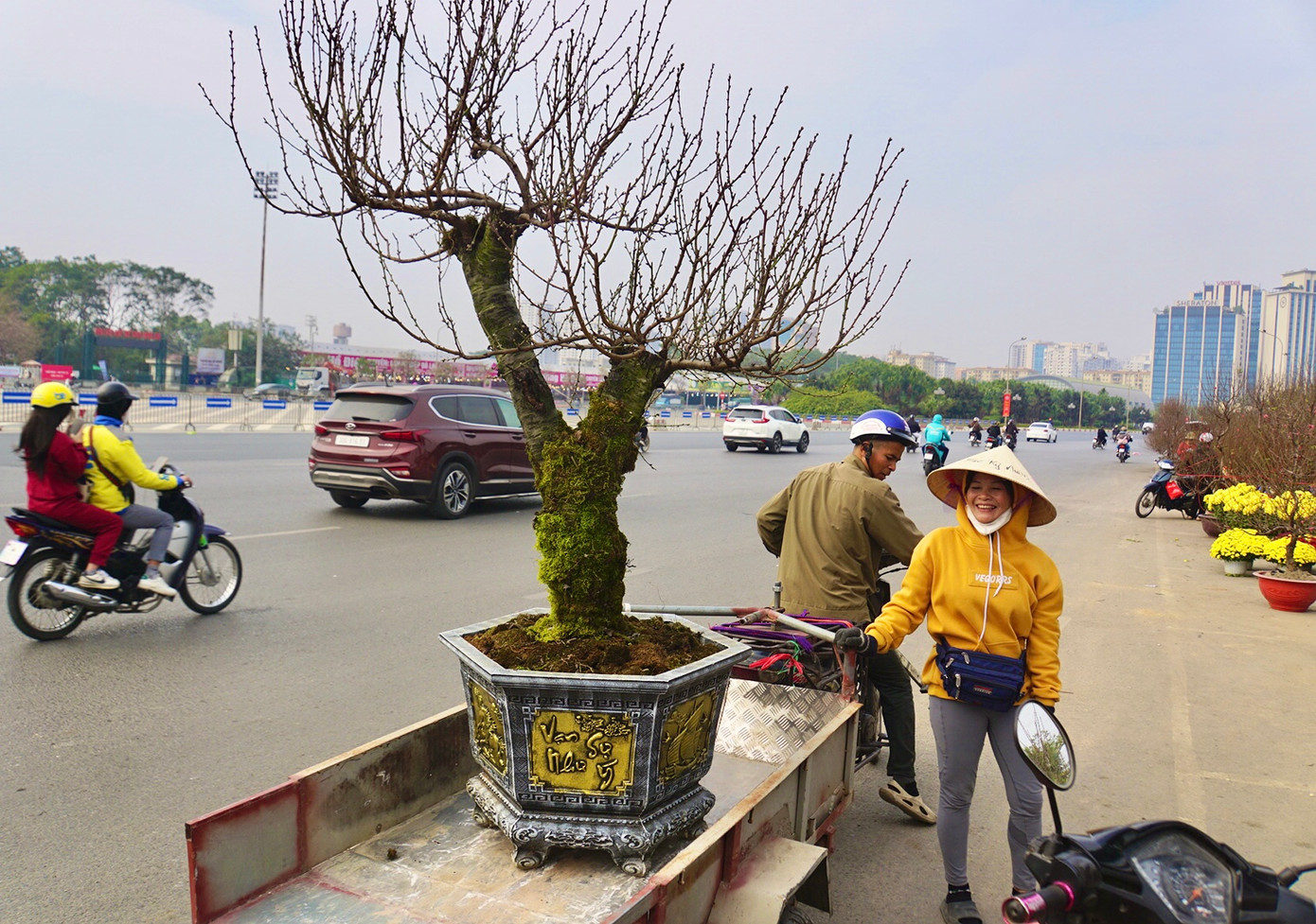 Niềm vui của một tiểu thương trước khi vận chuyển cho khách một cành đào rừng có giá thuê khoảng 10 triệu đồng.