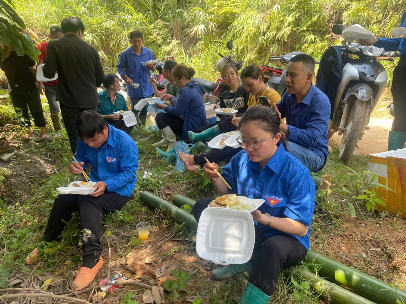 Bữa cơm trưa vội vàng của đoàn viên, thanh niên vận chuyển lương thực cho lực lượng cứu hộ tại huyện Bắc Hà.