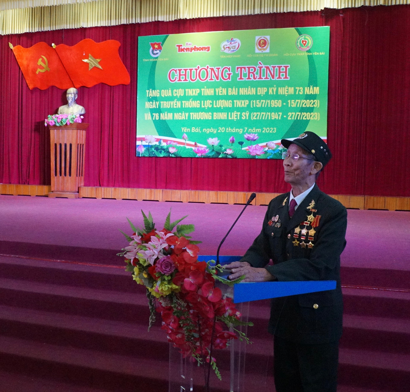 Đại diện Hội cựu TNXP tỉnh Yên Bái, ông Nguyễn Thanh Chung cảm ơn Báo Tiền Phong và nhà hảo tâm. Ảnh: Việt Khôi Đại diện Hội cựu TNXP tỉnh Yên Bái, ông Nguyễn Thanh Chung cảm ơn Báo Tiền Phong và nhà hảo tâm. Ảnh: Việt Khôi