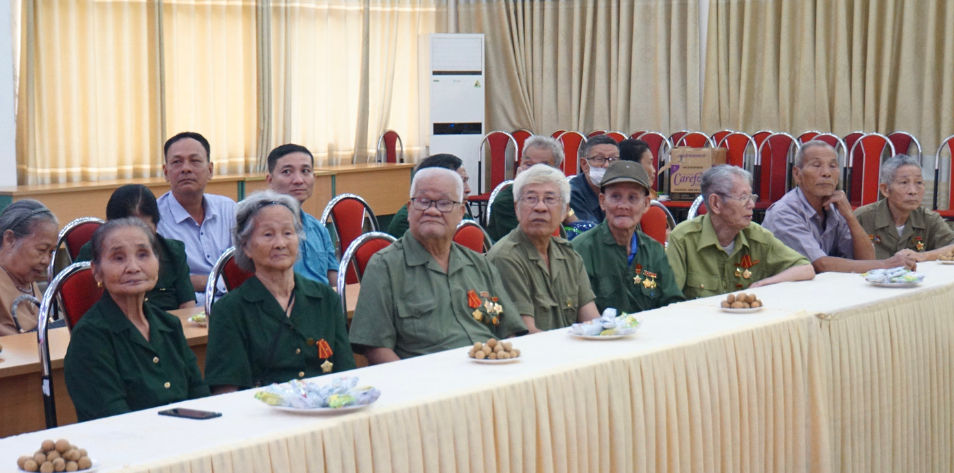 Các cựu TNXP tỉnh Yên Bái có mặt tại chương trình. Ảnh: Việt Khôi Các cựu TNXP tỉnh Yên Bái có mặt tại chương trình. Ảnh: Việt Khôi