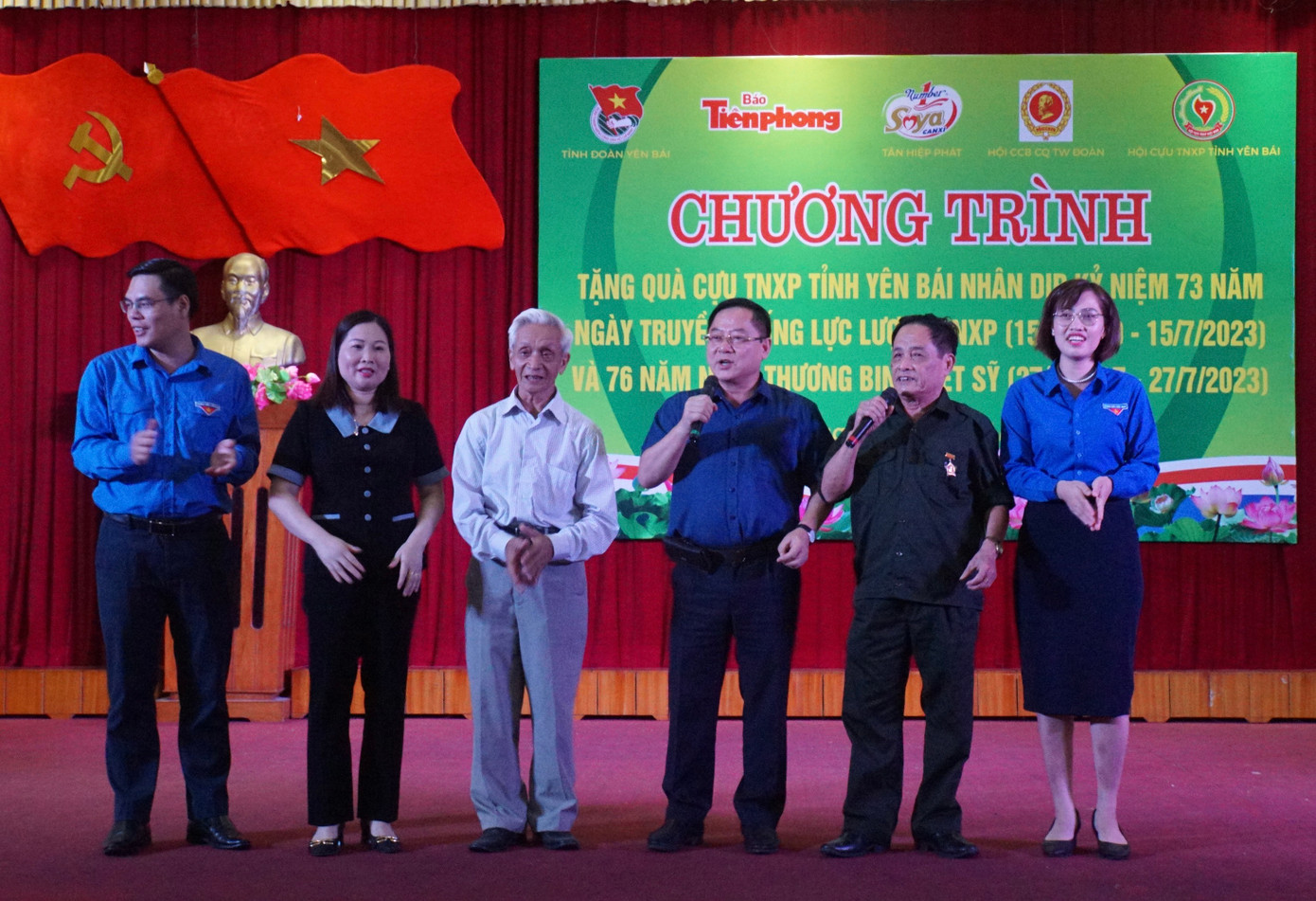 Nhà báo Lê Xuân Sơn, bà Vũ Thị Hiền Hạnh cùng các đại biểu, cựu TNXP tham gia giao lưu văn nghệ. Ảnh: Việt Khôi Nhà báo Lê Xuân Sơn, bà Vũ Thị Hiền Hạnh cùng các đại biểu, cựu TNXP tham gia giao lưu văn nghệ. Ảnh: Việt Khôi