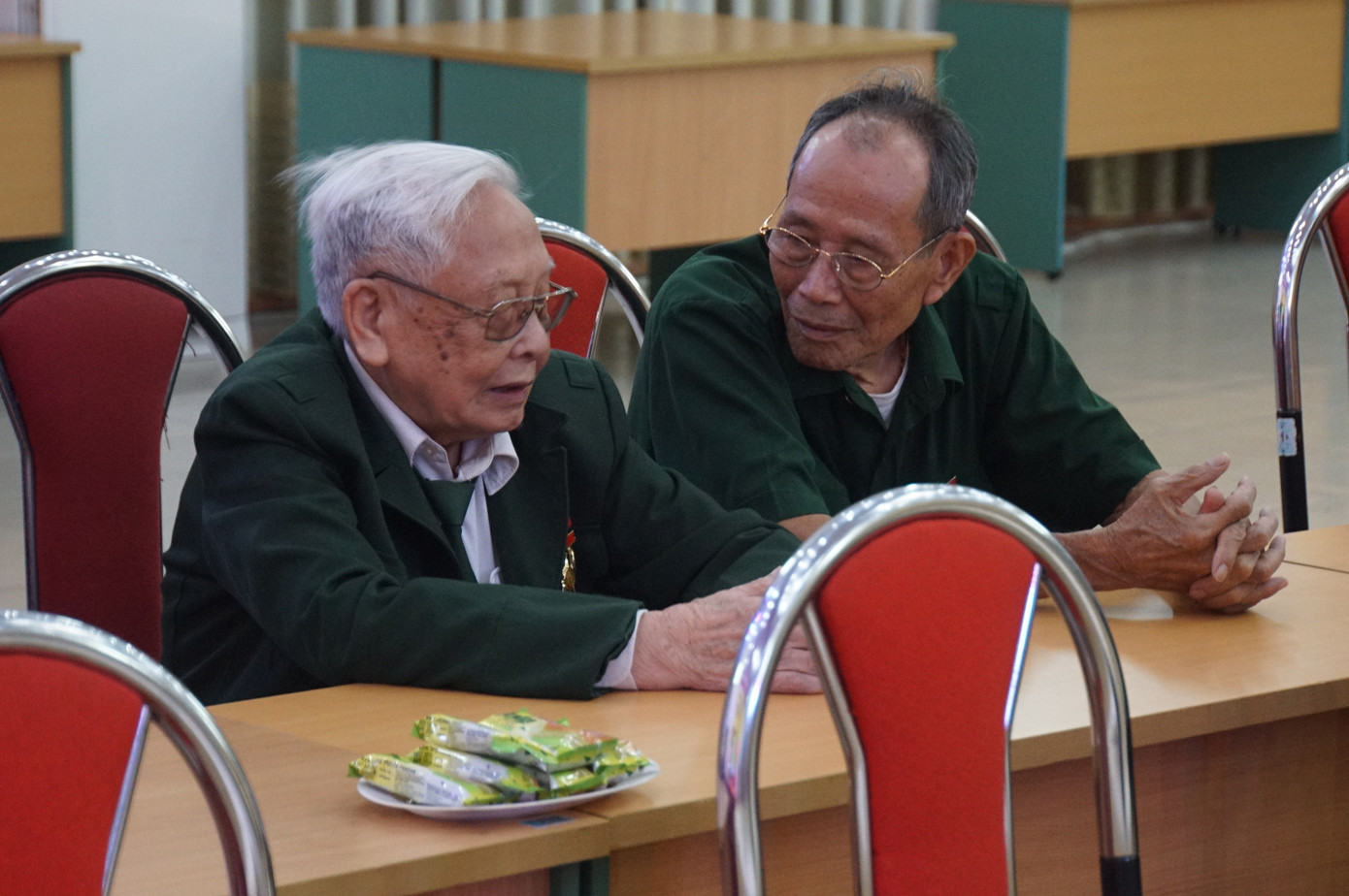 Hai cựu TNXP cùng nhau ôn lại những kỷ niệm. Ảnh: Việt Khôi Hai cựu TNXP cùng nhau ôn lại những kỷ niệm. Ảnh: Việt Khôi