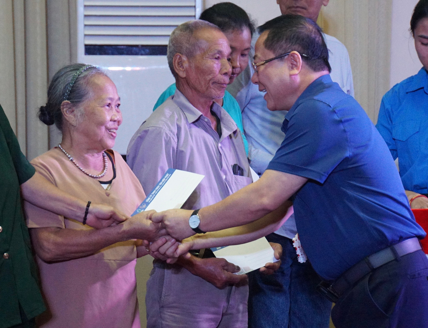 Nhà báo Lê Xuân Sơn, Tổng Biên tập Báo Tiền Phong, thay mặt nhà tài trợ Tân Hiệp Phát trao tặng quà cho các cựu TNXP tỉnh Yên Bái. Ảnh: Việt Khôi Nhà báo Lê Xuân Sơn, Tổng Biên tập Báo Tiền Phong, thay mặt nhà tài trợ Tân Hiệp Phát trao tặng quà cho các cựu TNXP tỉnh Yên Bái. Ảnh: Việt Khôi