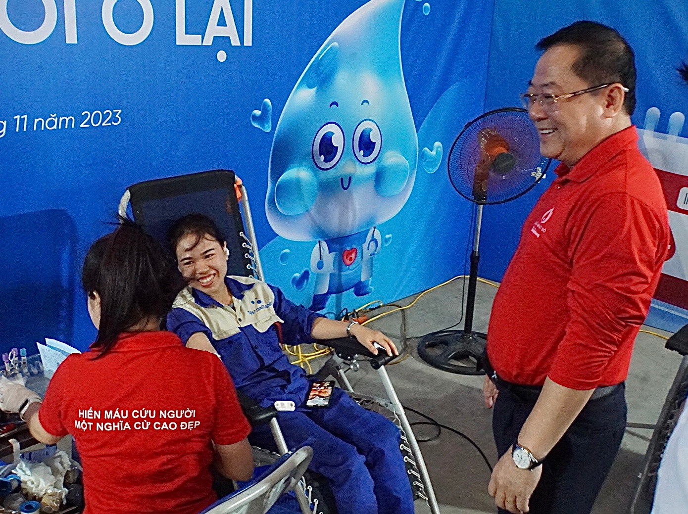 Nhà báo Lê Xuân Sơn thăm hỏi sức khoẻ những công nhân tham gia hiến máu tình nguyện.