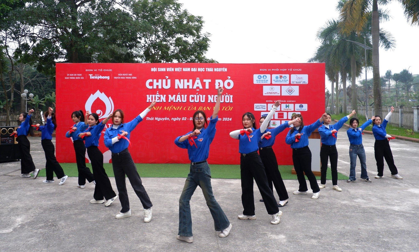 Tiết mục văn nghệ mở đầu chương trình hiến máu của các sinh viên trường Đại học Kinh tế và Quản trị kinh doanh, Đại học Thái Nguyên.