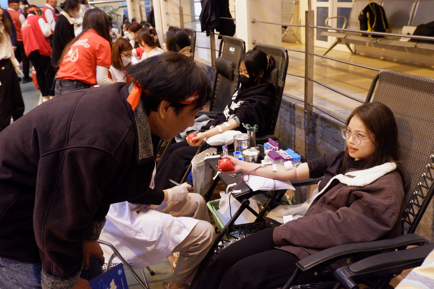 Nhà báo Lê Minh Toản hỏi thăm và động viên những sinh viên trẻ tình nguyện tham gia hiến máu.