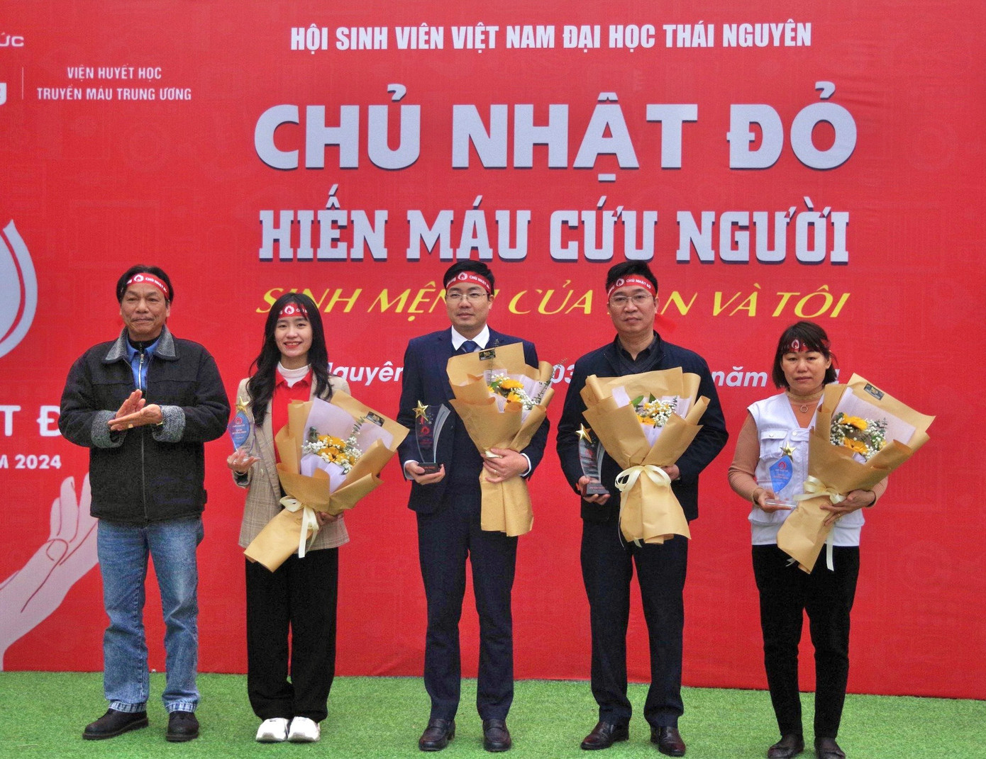 Nhà báo Lê Minh Toản trao biểu trưng của chương trình Chủ Nhật Đỏ cho Trường Đại học Kinh tế và Quản trị kinh doanh, Đại học Thái Nguyên và những cá nhân có đóng góp cho chương trình Chủ Nhật Đỏ.