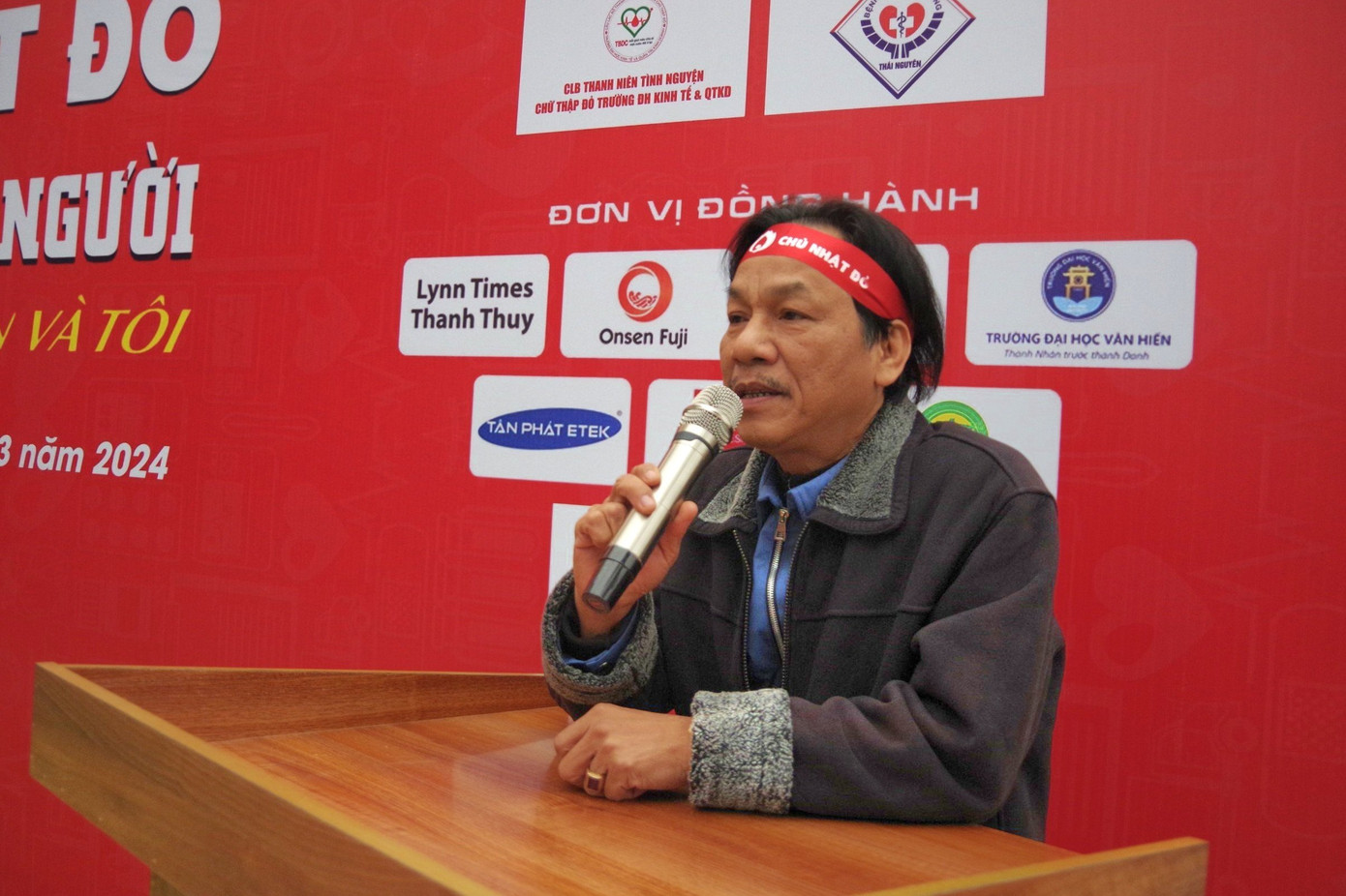 Nhà báo Lê Minh Toản - Phó Tổng Biên tập báo Tiền Phong phát biểu tri ân những người hiến máu.