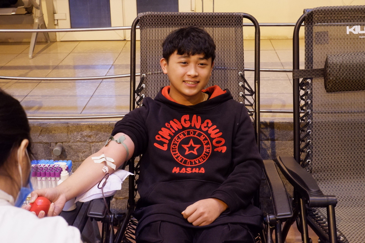 Những sinh viên và người dân thành phố Thái Nguyên vui vẻ tham gia hiến máu.