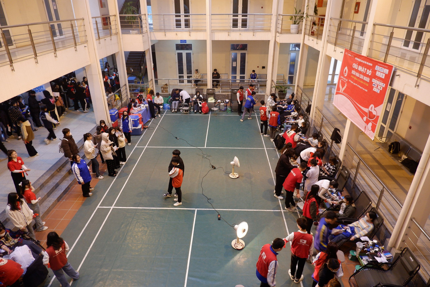 Bên trong khu vực hiến máu tại Trường Đại học Kinh tế và Quản trị kinh doanh, Đại học Thái Nguyên.